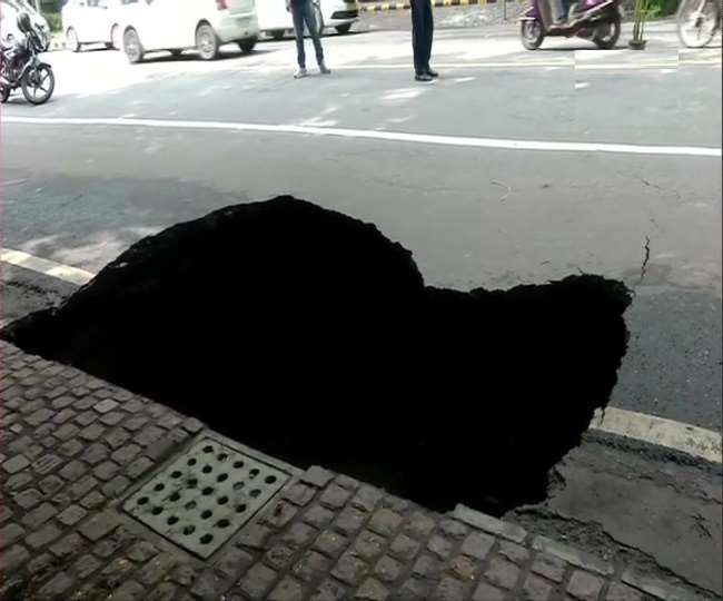 Photo of Delhi Rain Update राजधानी में हुई तेज बारिश से अशोका रोड पर कई जगहों पर बने गड्ढे, लोगों की बढ़ी समस्याएं