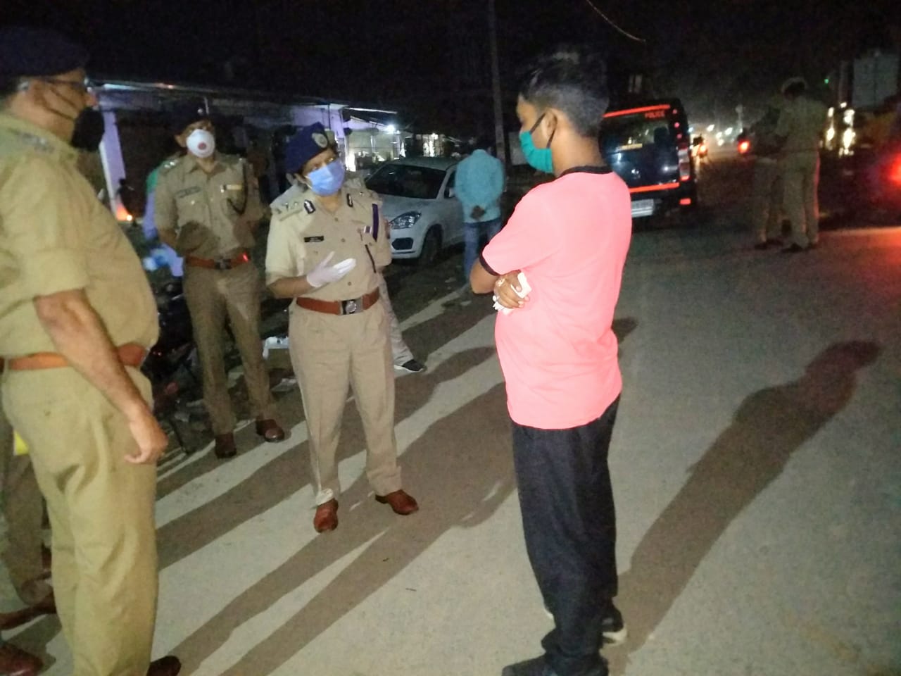 Photo of लूट की जांच करने सीतापुर पहुँची आईजी लक्ष्मी सिंह