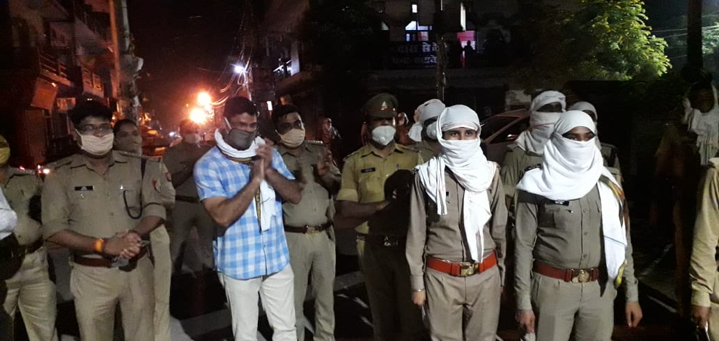 Photo of सादी वर्दी पहन कर लॉकडाउन में पुलिस की मुस्तैदी देखने निकले एसपी शिवहरी मीणा, दिया 2100 का इनाम