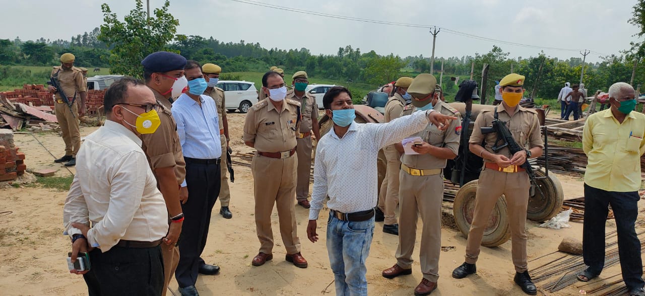 Photo of सीतापुर में डीएम-एसपी ने परखी बाॅर्डर की सुरक्षा व्यवस्था