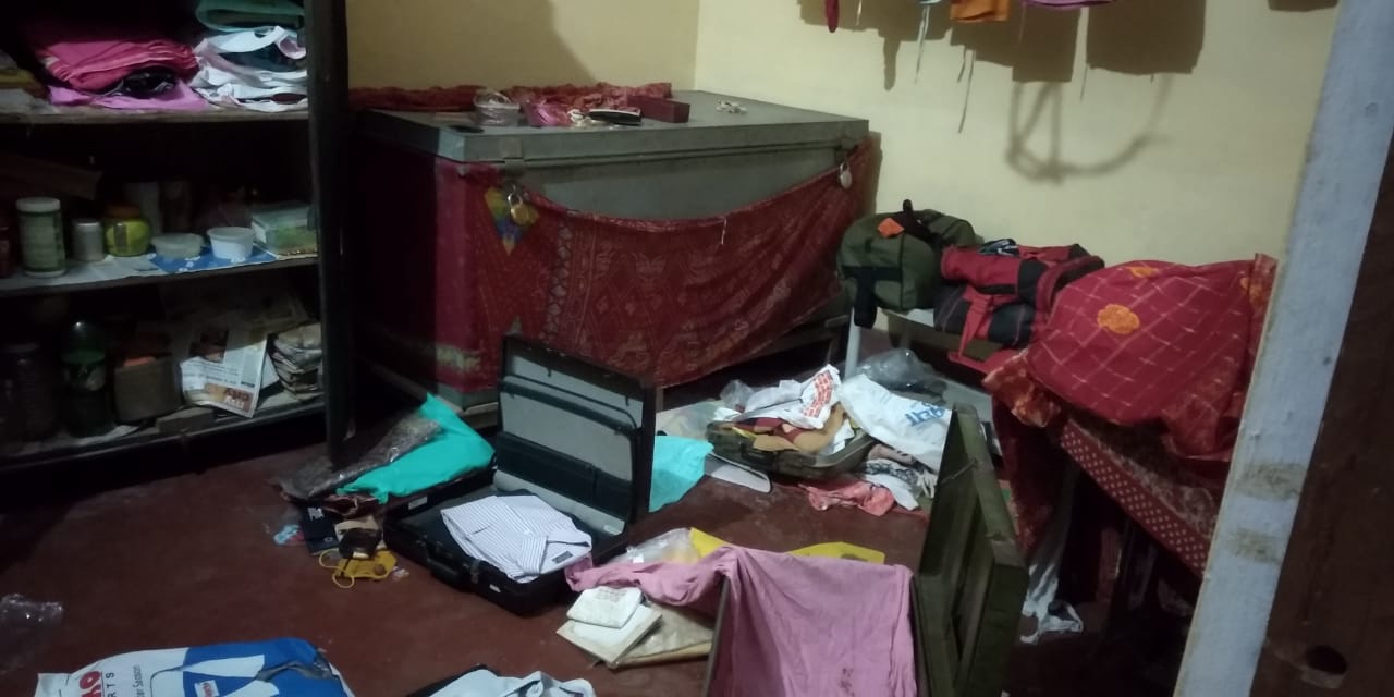 Photo of सिर पर असलहा तान घर से नकदी और जेवर ले गए बदमाश