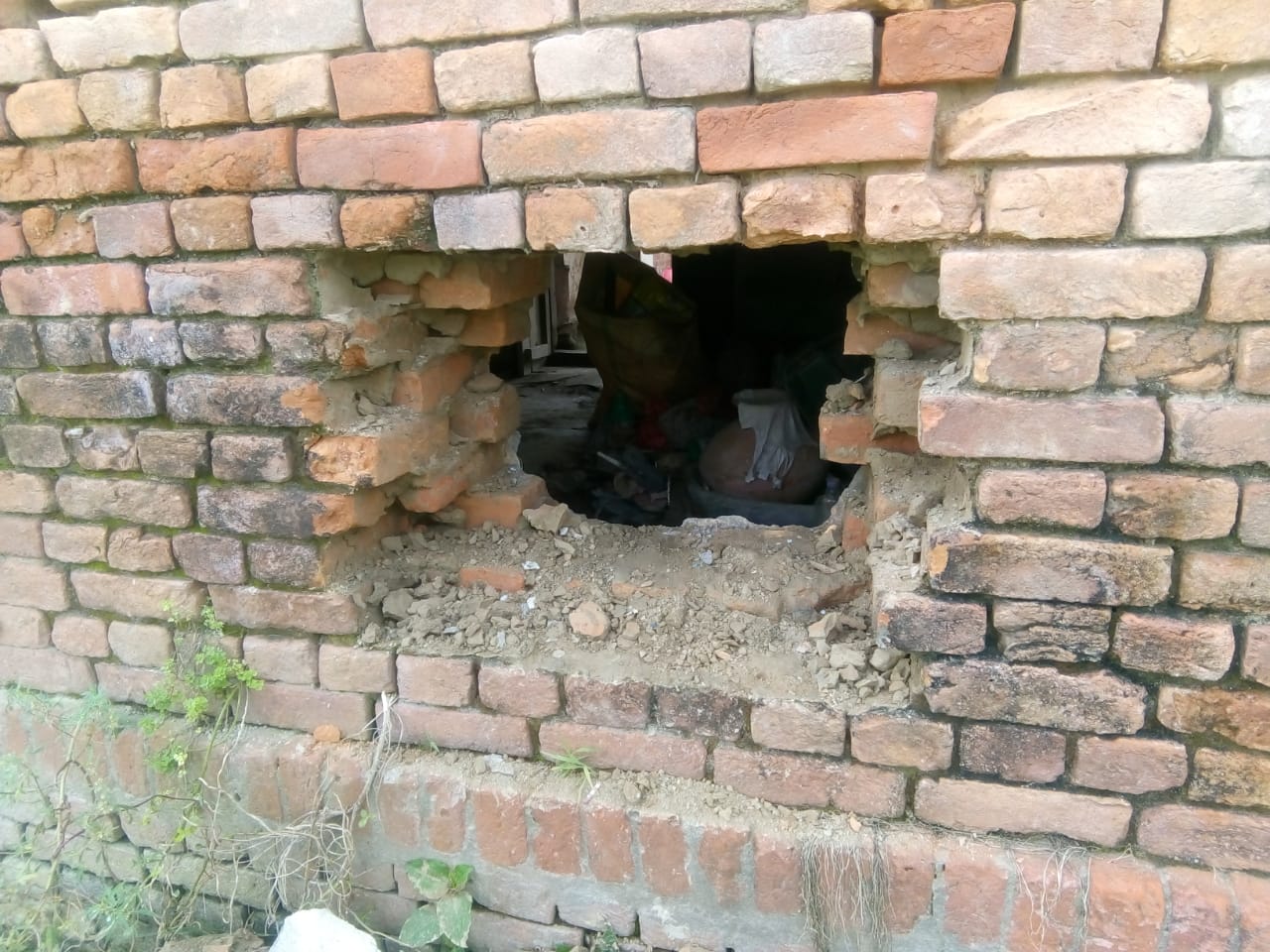 Photo of सेंध काटकर चोरों ने 50 किलो मेंथा आयल उड़ाया, तीन दिन में चोरी की दूसरी वारदात