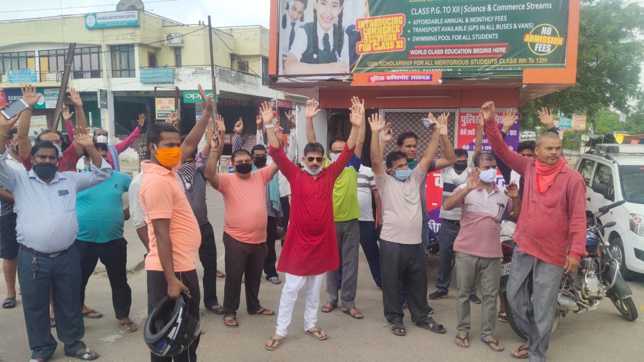 Photo of पुलिस चौकी के पास पांच दुकानों में हुई चोरी, नाराज व्यापारियों ने चौकी का घेराव कर किया प्रदर्शन