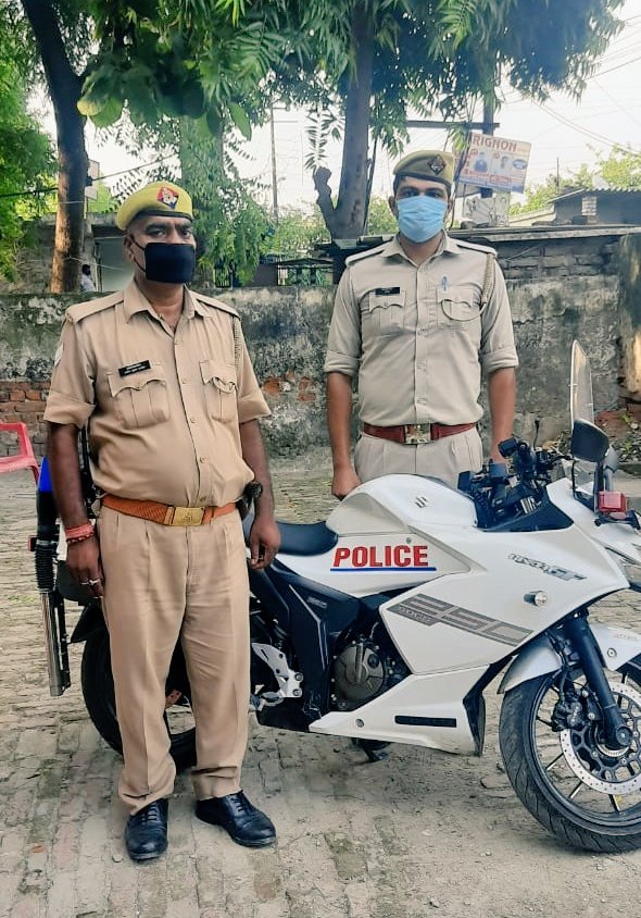 Photo of फांसी के फंदे से उतारकर जान बचाने वाले सिपाहियों को डीसीपी ने किया सम्मानित