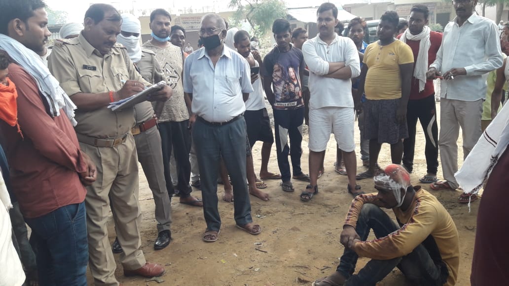 Photo of सेंध लगाकर मोबाइल शॉप में चोरी कर रहे थे, एक को ग्रामीणों ने धर दबोचा