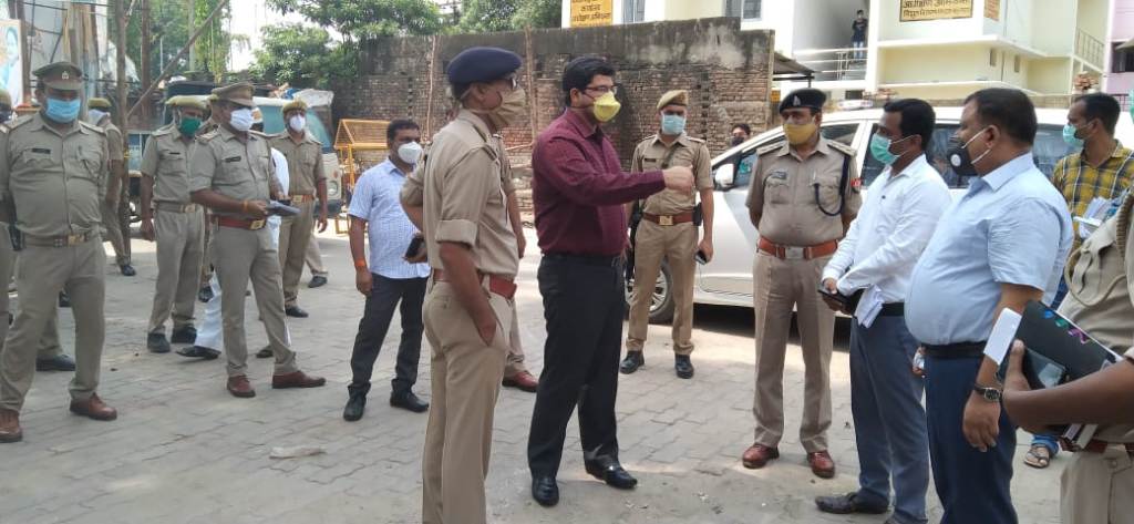 Photo of डीएम व एसपी ने किया नगर क्षेत्र के कन्टेनमेन्ट ज़ोन का निरीक्षण