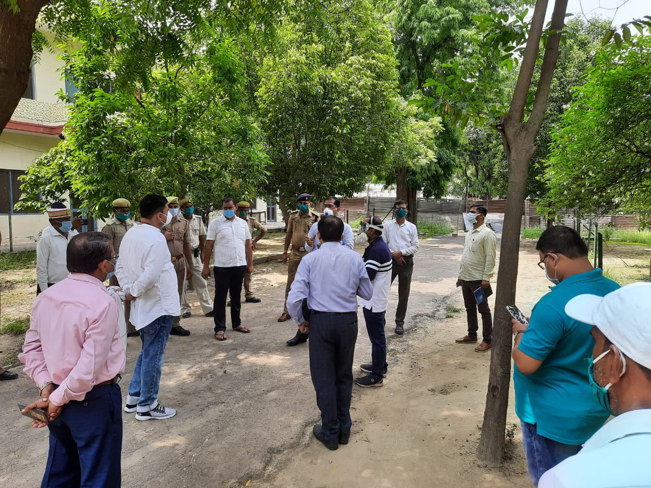 Photo of सीतापुर के अस्पतालों में चल रही गड़बड़ियों पर डीएम का आदेश, बोले-मरीजों को न हो दिक्कत