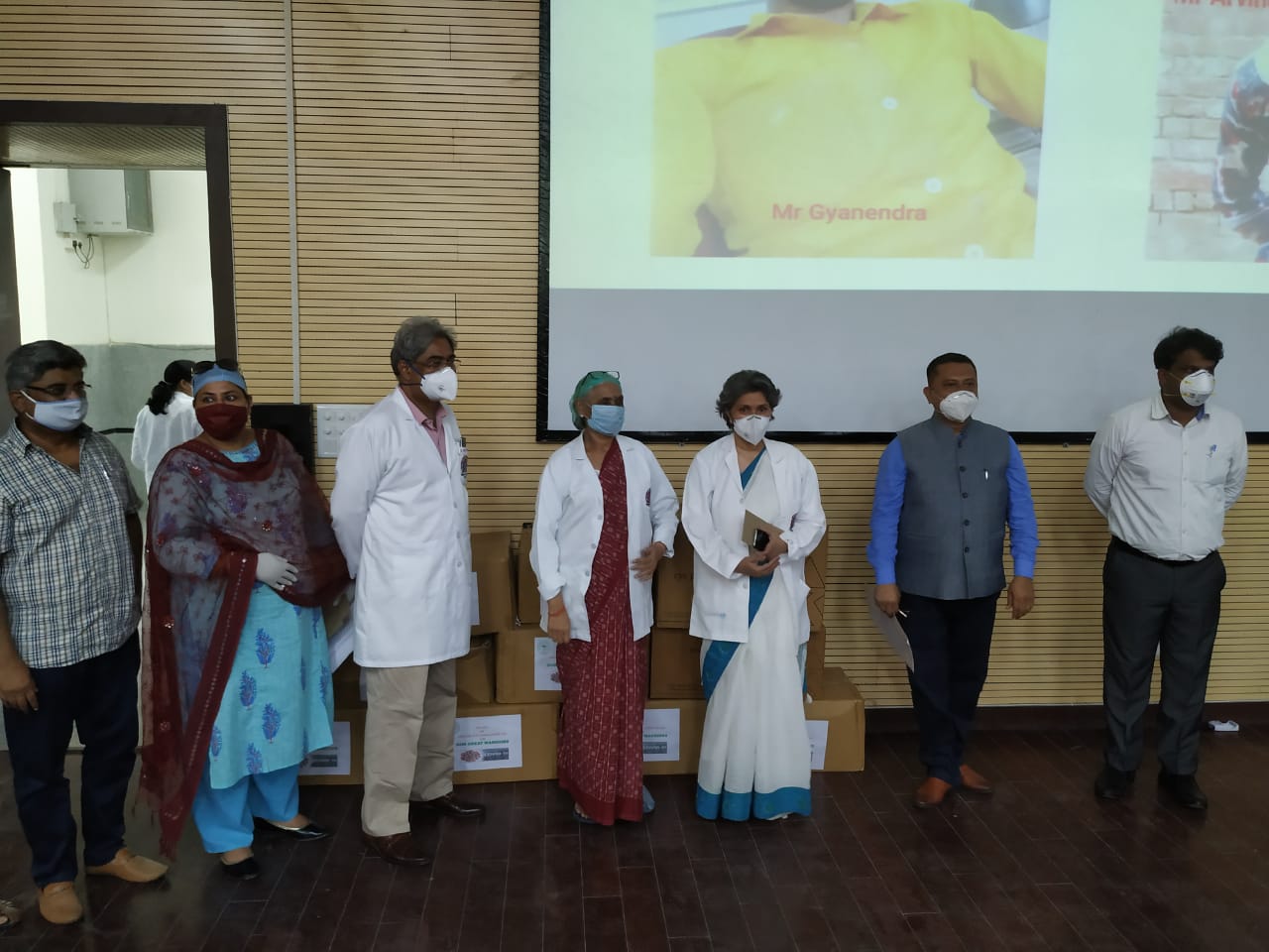 Photo of AMU ओल्ड बॉयज एसोसिएशन ने राम मनोहर लोहिया हॉस्पिटल को डोनेट की PPE किट