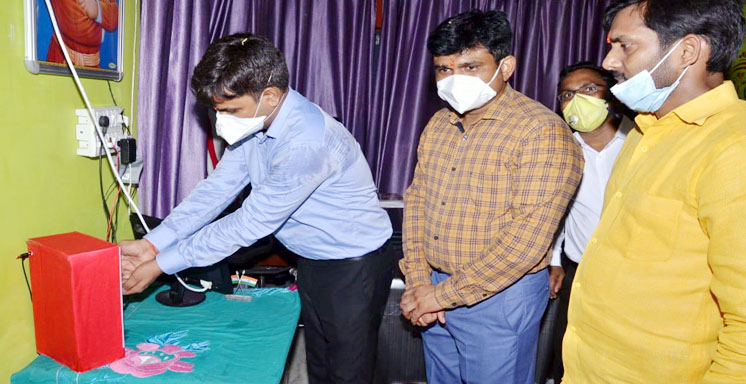 Photo of छात्राओं ने बहुत कम लागत में बना डाली लाखों की बॉडी सैनिटाइजर मशीन