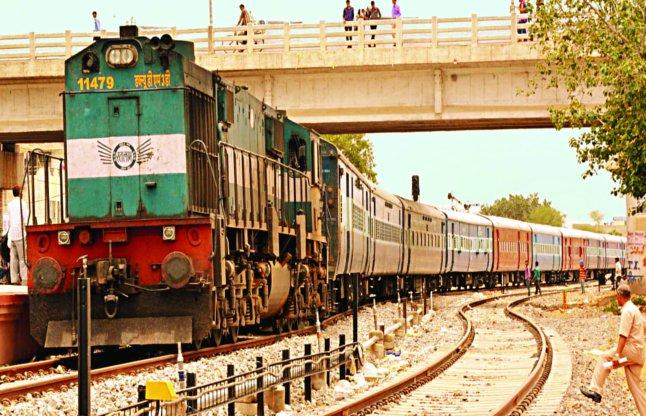 Photo of रेलवे के आर्थिक हालात जर्जर, पेंशन देने लायक पैसे भी नहीं