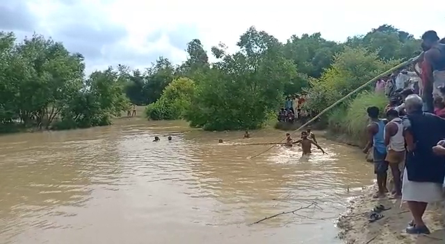Photo of नदी में उतराता मिला युवक का शव, अब तक नहीं हो पाई युवक की शिनाख्त