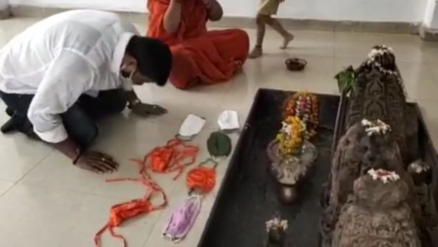 Photo of बनारस के इस मंदिर के प्रसाद पर है हर कोई फ़िदा