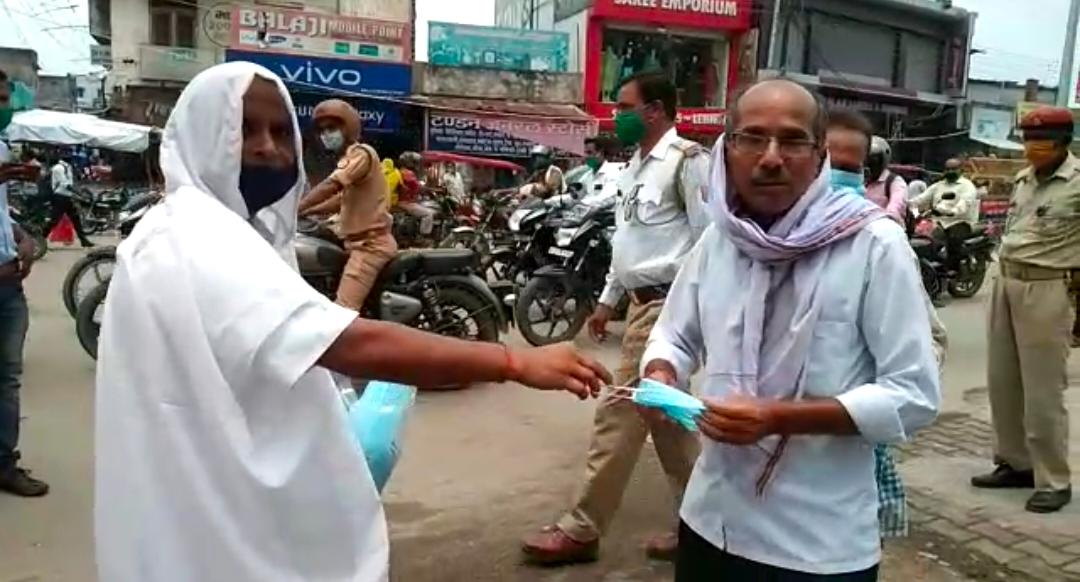Photo of मास्क या कफन! पसंद आपकी, सीतापुर ने निकाला लोगों को समझाने का अनोखा तरीका