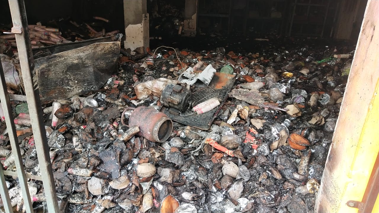 Photo of लखनऊ : प्लास्टिक दोना और गिलास फैक्ट्री में लगी आग, 25 लाख का माल हुआ खाक
