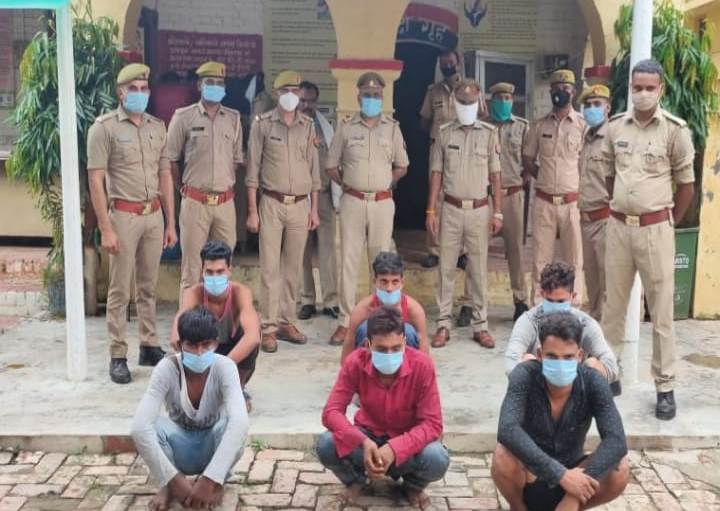 Photo of घर का ताला तोड़ सामान चुरा रहे थे चोर, तभी नींद से जागे घरवाले और फिर…