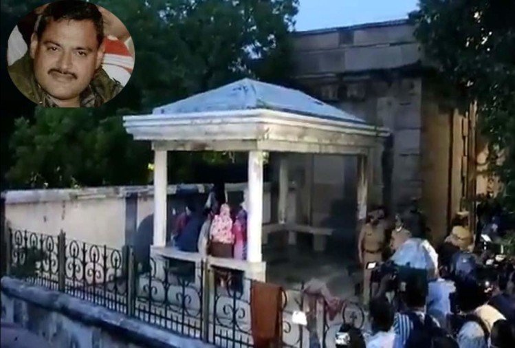 Photo of पोस्टमार्टम के बाद कड़ी सुरक्षा के बीच हुआ विकास दुबे का अंतिम संस्कार