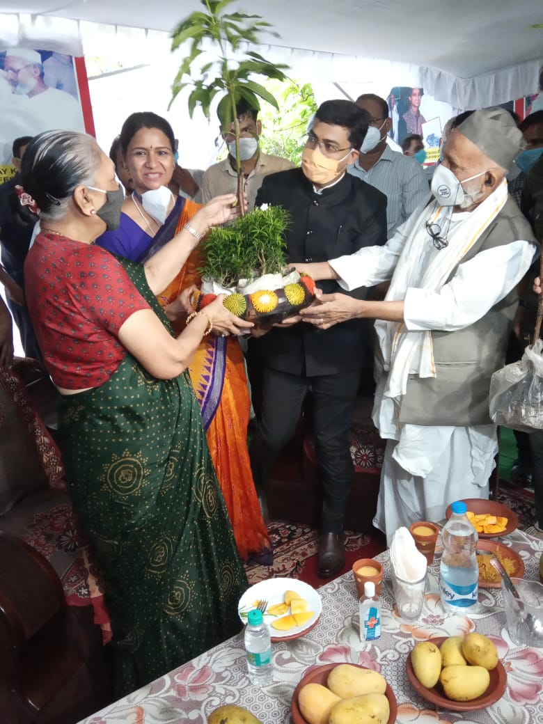 Photo of राज्यपाल ने कलीम उल्लाह खां की नर्सरी में चखा आमों का स्वाद