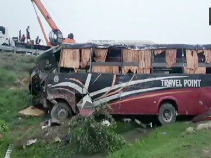 Photo of यूपी: बिहार से दिल्ली ले जा रही बस कार से टकराकर पलटी, 6 मजदूरों की मौत, 20 घायल
