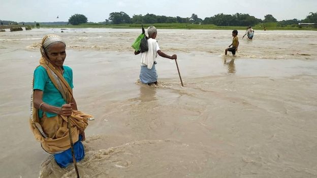 Photo of बिहार : कोरोना महामारी के बीच बाढ़ ने बढ़ाई लोगों की मुश्किलें