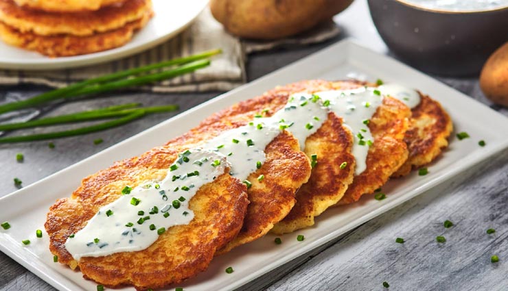 Photo of बच्चों को बेहद पसंद आएगा चीज़ी पोटैटो पैनकेक्स