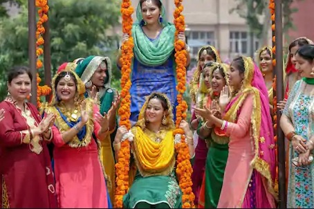 Photo of आज है हरियाली तीज, मनचाहा फल पाने के लिए राशिनुसार पहनें खास रंग के कपड़े