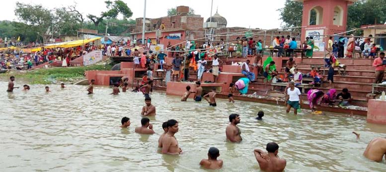 Photo of गुरुपूर्णिमा पर गंगा घाटों और मंदिरों में उमड़ी श्रद्धालुओं की भीड़