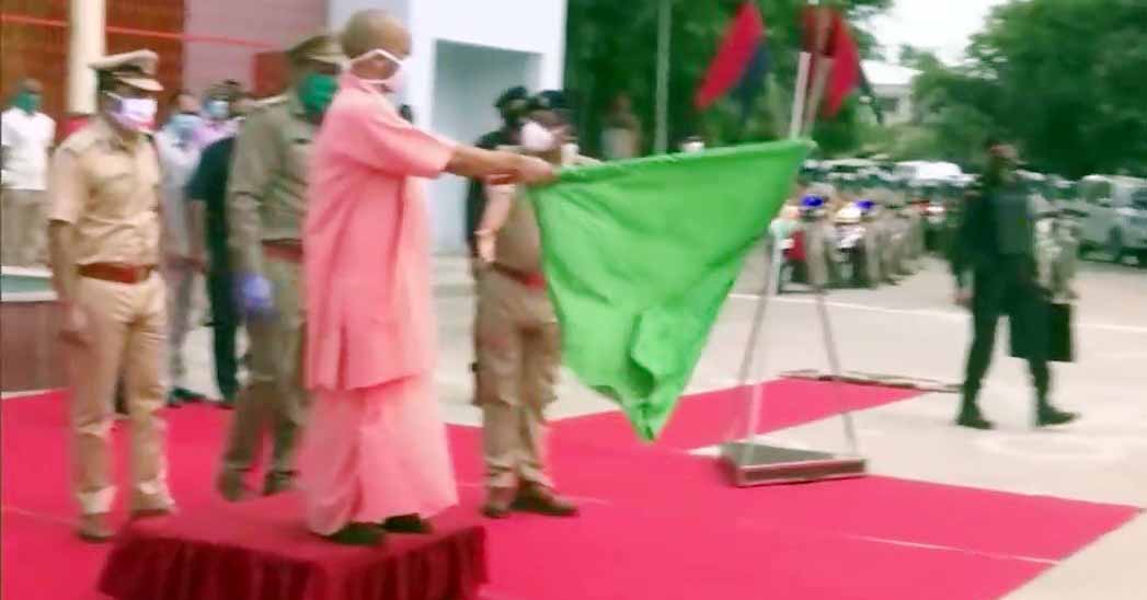 Photo of CM योगी ने महिला पुलिसकर्मियों को दी 100 स्कूटर की सौगात