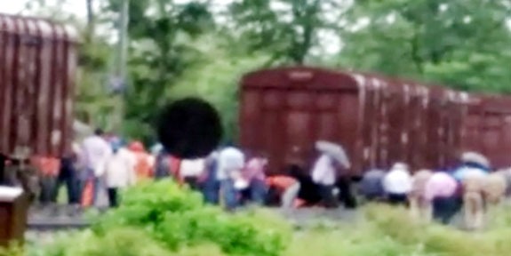 Photo of गोरखपुर से आ रही मालगाड़ी का डिब्बा पटरी से उतरा