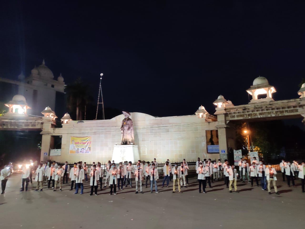 Photo of स्‍टाइपेंड बढ़ाने की मांग को लेकर केजीएमयू में इंटर्न्‍स ने निकाला कैंडिल मार्च