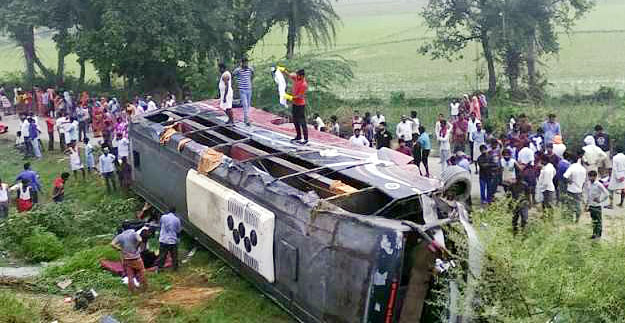 Photo of आगरा एक्सप्रेस वे पर भीषण हादसा, छह की मौत 40 घायल