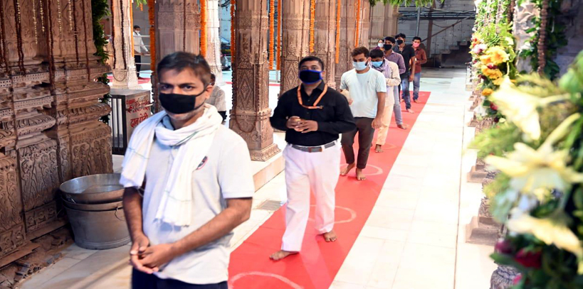 Photo of बाबा विश्वनाथ का दर्शन कर भक्ति के रंग में डूबे शिवभक्त