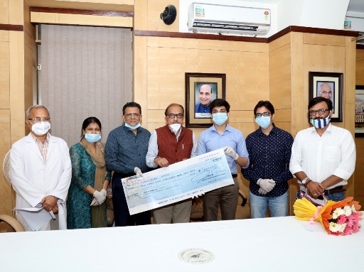 Photo of छात्र ने पियानो बजाकर कमाये दो लाख से ज्यादा रुपये केजीएमयू को दिये दान