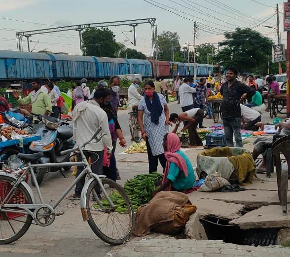 Photo of कोरोना को दावत : अवैध सब्‍जी मंडी में न मास्‍क, न सोशल डिस्‍टेंसिंग