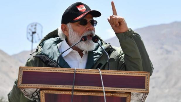 Photo of एलएसी पर चीन के साथ जारी तनाव के बीच अचानक लेह पहुंचे प्रधानमंत्री मोदी