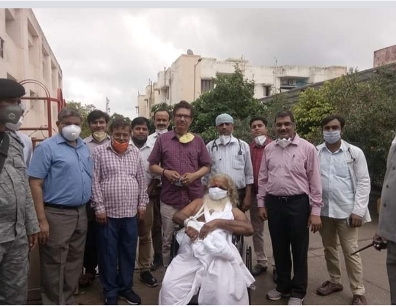 Photo of महंत नृत्‍यगोपाल दास के हाथ के अंगूठे की सर्जरी