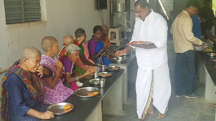 Photo of इस उम्र में छत छिनी तो कहां जायेंगे ये लोग?