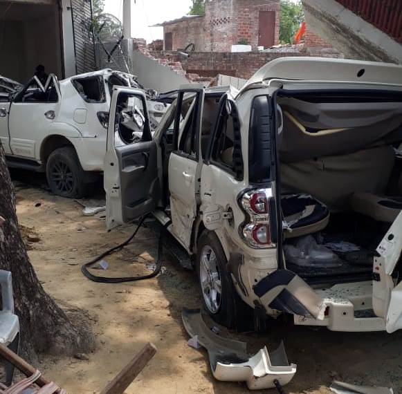Photo of आठ पुलिस वालों के हत्‍यारे अपराधी विकास दुबे के किले जैसे घर पर चला बुल्‍डोजर : वीडियो