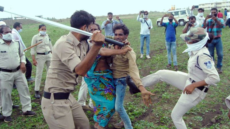 Photo of दलित किसान दंपति पर बर्बरता के मामलें में नपे एसपी और कलेक्टर
