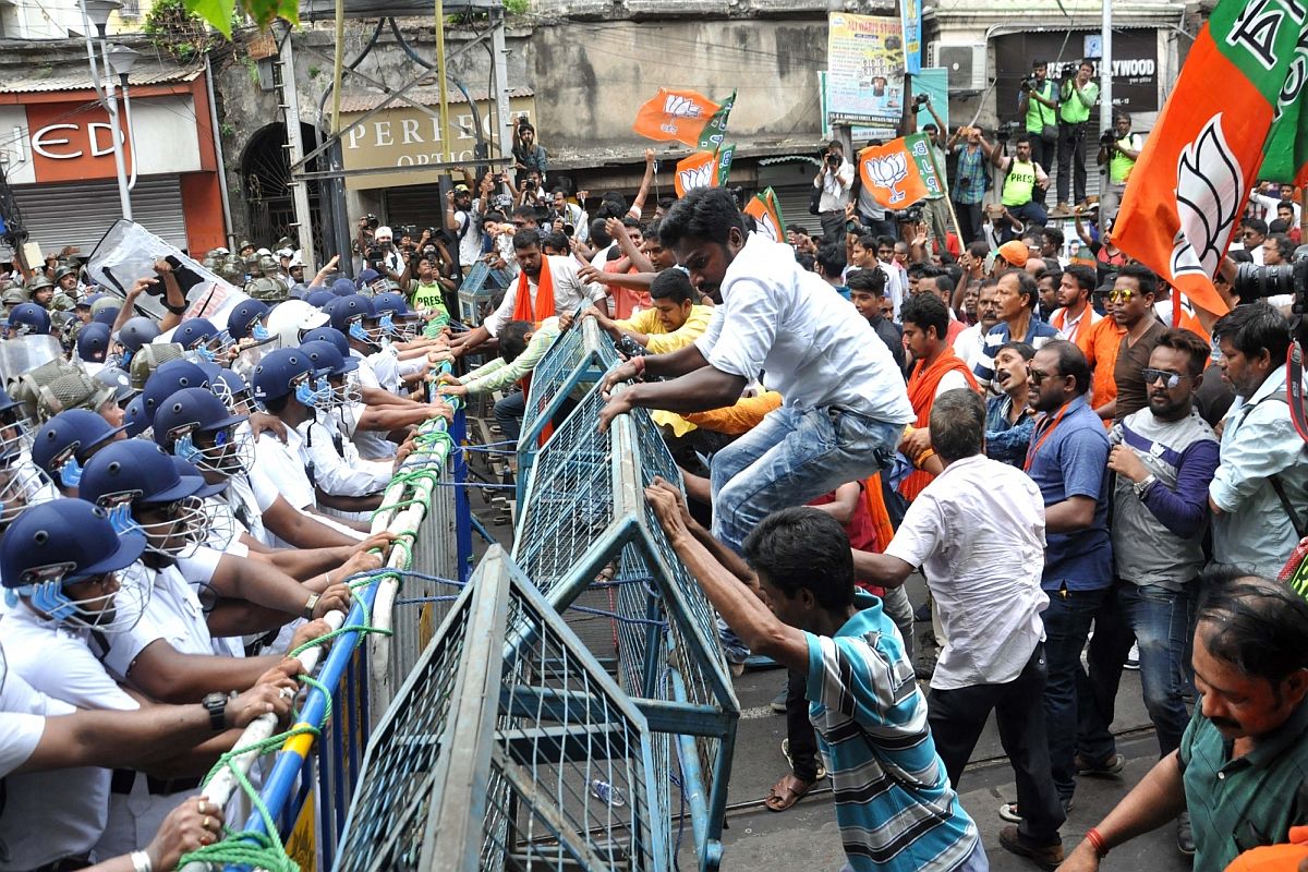Photo of पश्चिम बंगाल : बिजली की दरों में बढ़ोतरी के खिलाफ सड़क पर उतरी बीजेपी, पूरे राज्‍य में प्रदर्शन