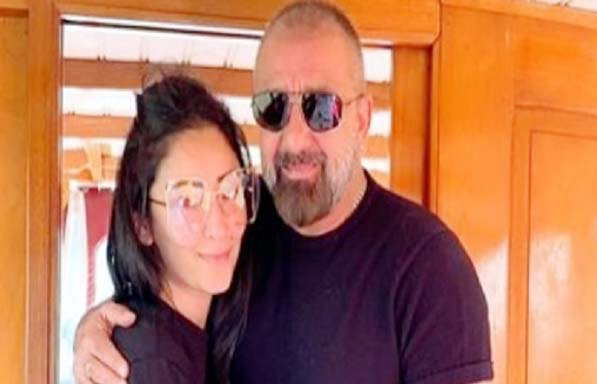 Photo of 61 के हुए ‘मुन्नाभााई’, पत्नी मान्यता दत्त ने खास अंदाज में दी बधाई