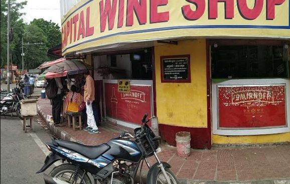 Photo of लॉकडाउन व मासिक कोटे से क्यों परेशान हुए शराब कारोबारी