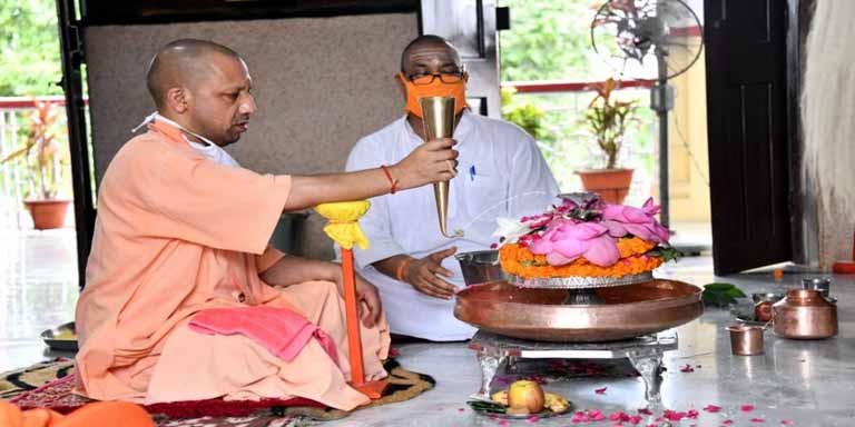 Photo of सावन के पहले सोमवार को योगी ने किया रुद्राभिषेक