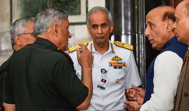 Photo of चीन के साथ तनातनी पर रक्षामंत्री की हाईलेवल मीटिंग खत्‍म, लिए गए कई अहम फैसले