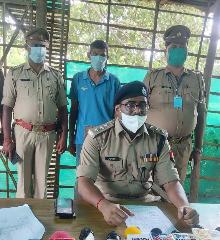 Photo of कानपुर : लाखों की अवैध शराब सहित ईनामी बदमाश गिरफ्तार