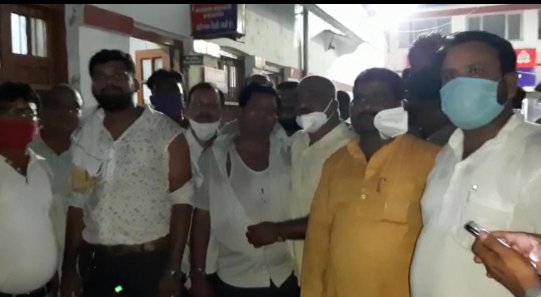 Photo of लखनऊ: टाइटन शो रूम के मालिक पर मारपीट व धमकी देने का मुकदमा दर्ज