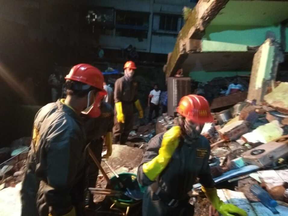 Photo of भिवंडी में 43 साल पुरानी बिल्डिंग गिरने से 10 लोगों की मौत, कई के दबे होने की आशंका