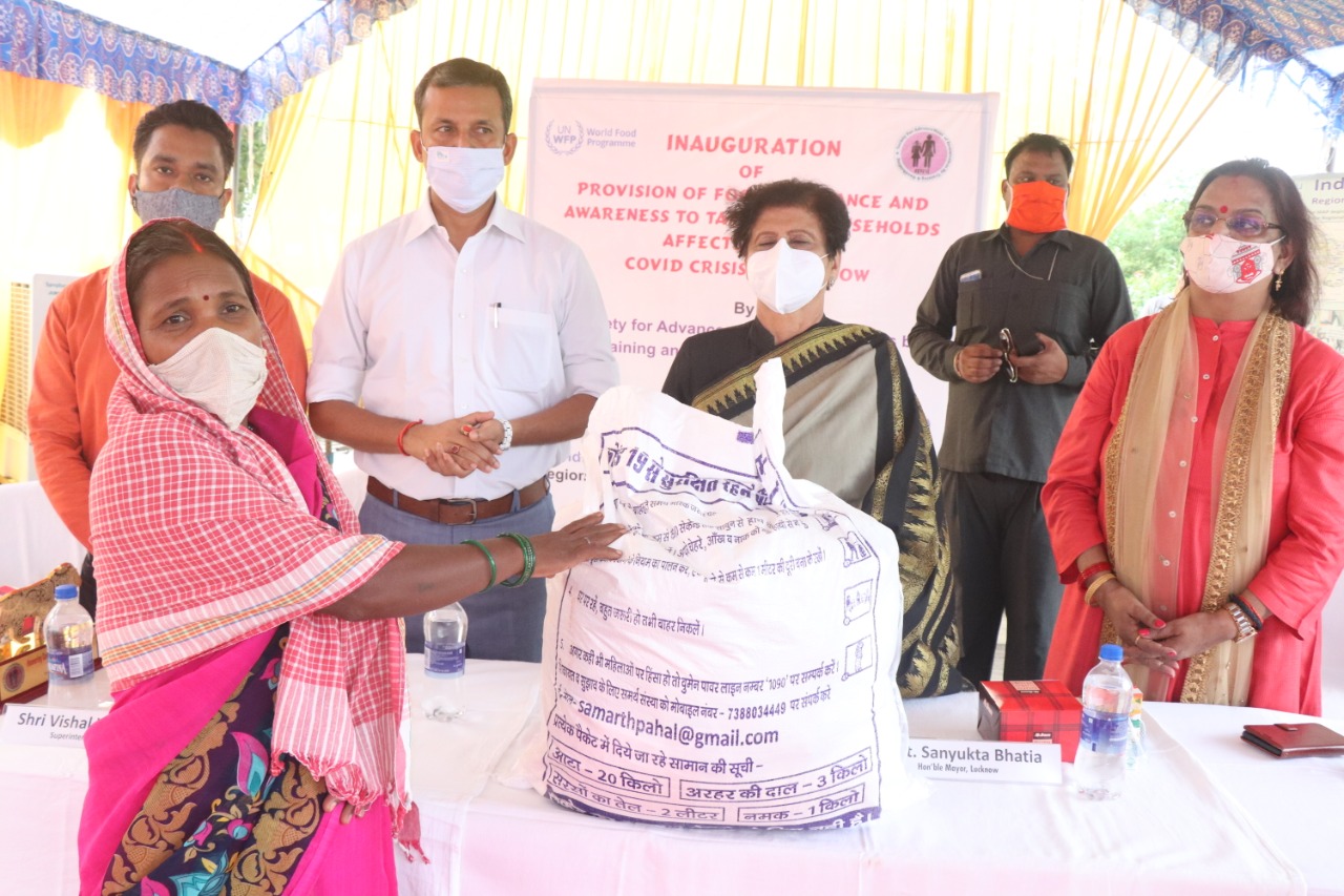 Photo of महापौर ने खाद्यान्न वितरण कार्यक्रम का किया शुभारंभ, वितरण किया राशन किट