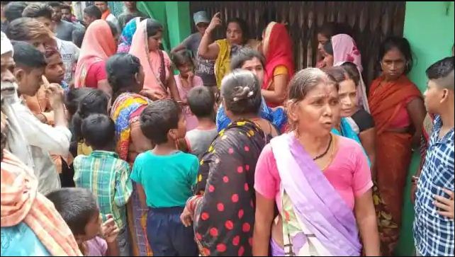 Photo of बेतिया में थाने में लोगों की पिटाई से नाराज महिलाओं ने किया पथराव, पुलिस ने किया लाठीचार्ज