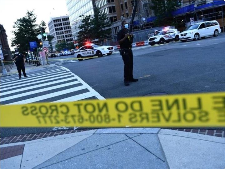 Photo of अमेरिका में इंडियाना के मॉल में हुई फायरिंग, एक की गई जान, घटना का वीडियो वायरल