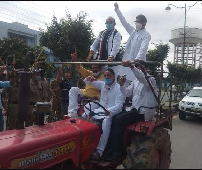 Photo of विधानसभा सत्र: सदन के अंदर व बाहर हंगामा, ट्रैक्टर पर बैठकर विधानसभा पंहुचे कांग्रेस विधायक